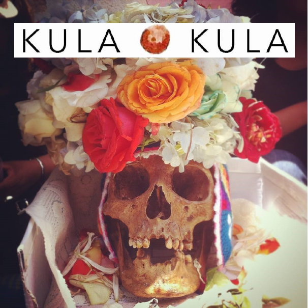 Hodeskalle med blomsterbukett på toppen