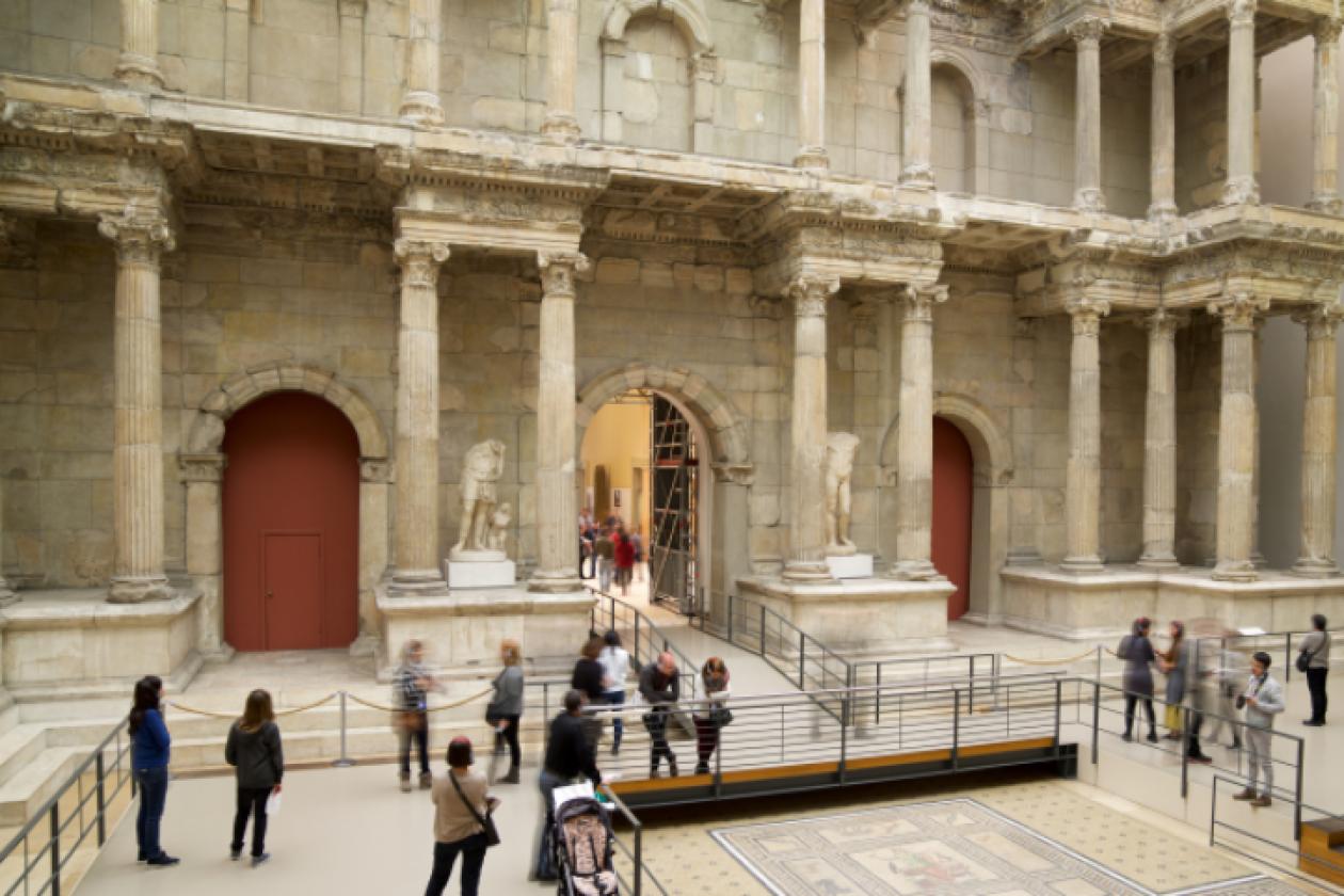 Mennesker som utforsker historisk bygning