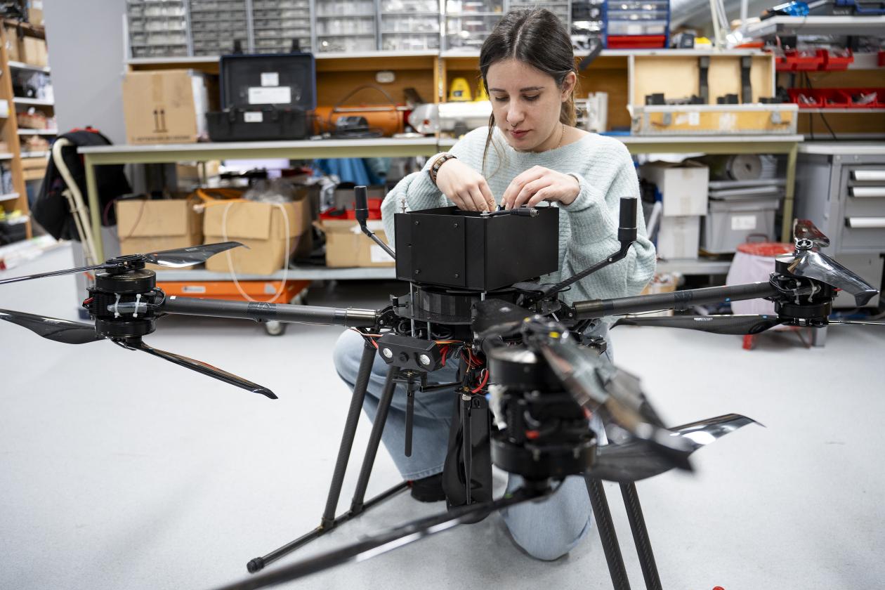 Student som jobber med en drone