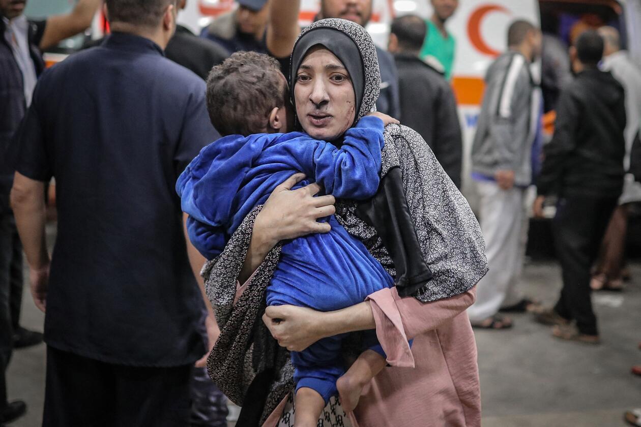 Kvinne med lite barn i Gaza. 