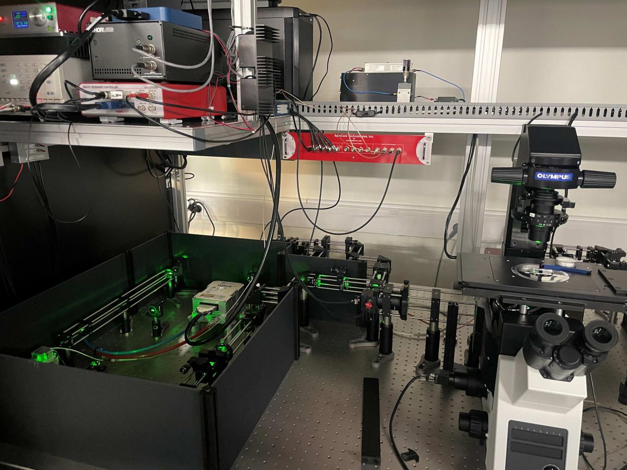 Bilde av laben. Vi ser blant annet laserstråler.