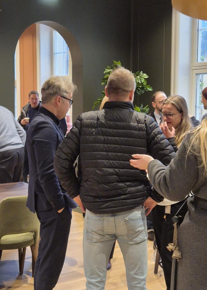 Personer fra ledelsen i en prat.