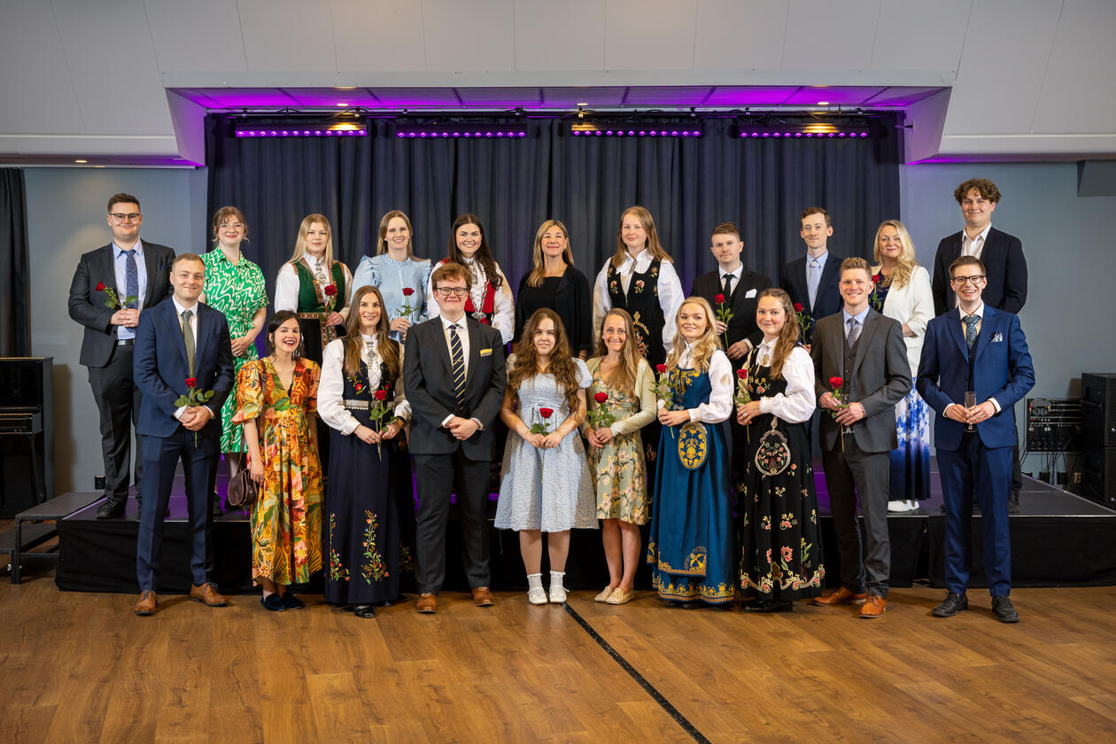 Glade studentar med rose i handa