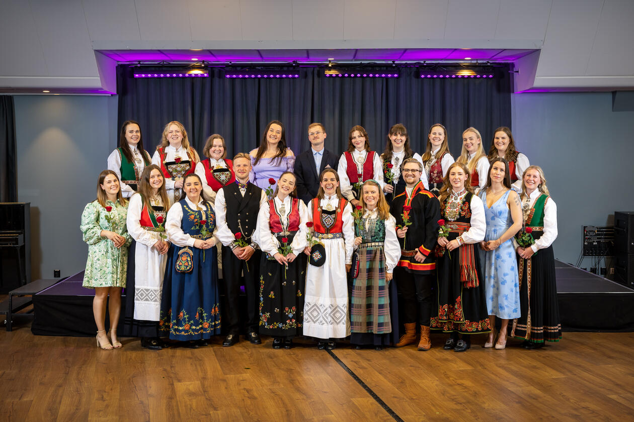 Glade studentar med rose i handa