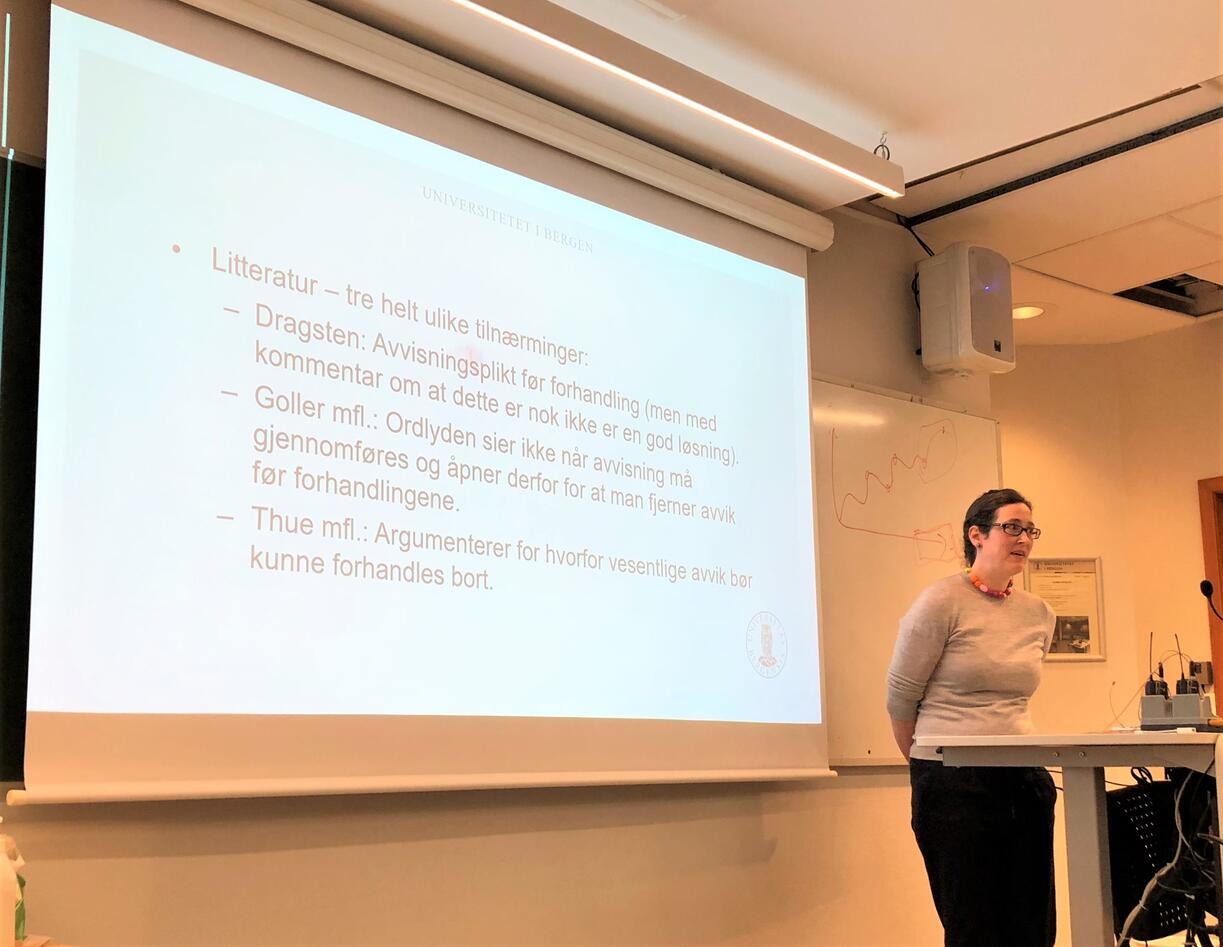 Linda som presenterer sitt prosjekt er avbildet 