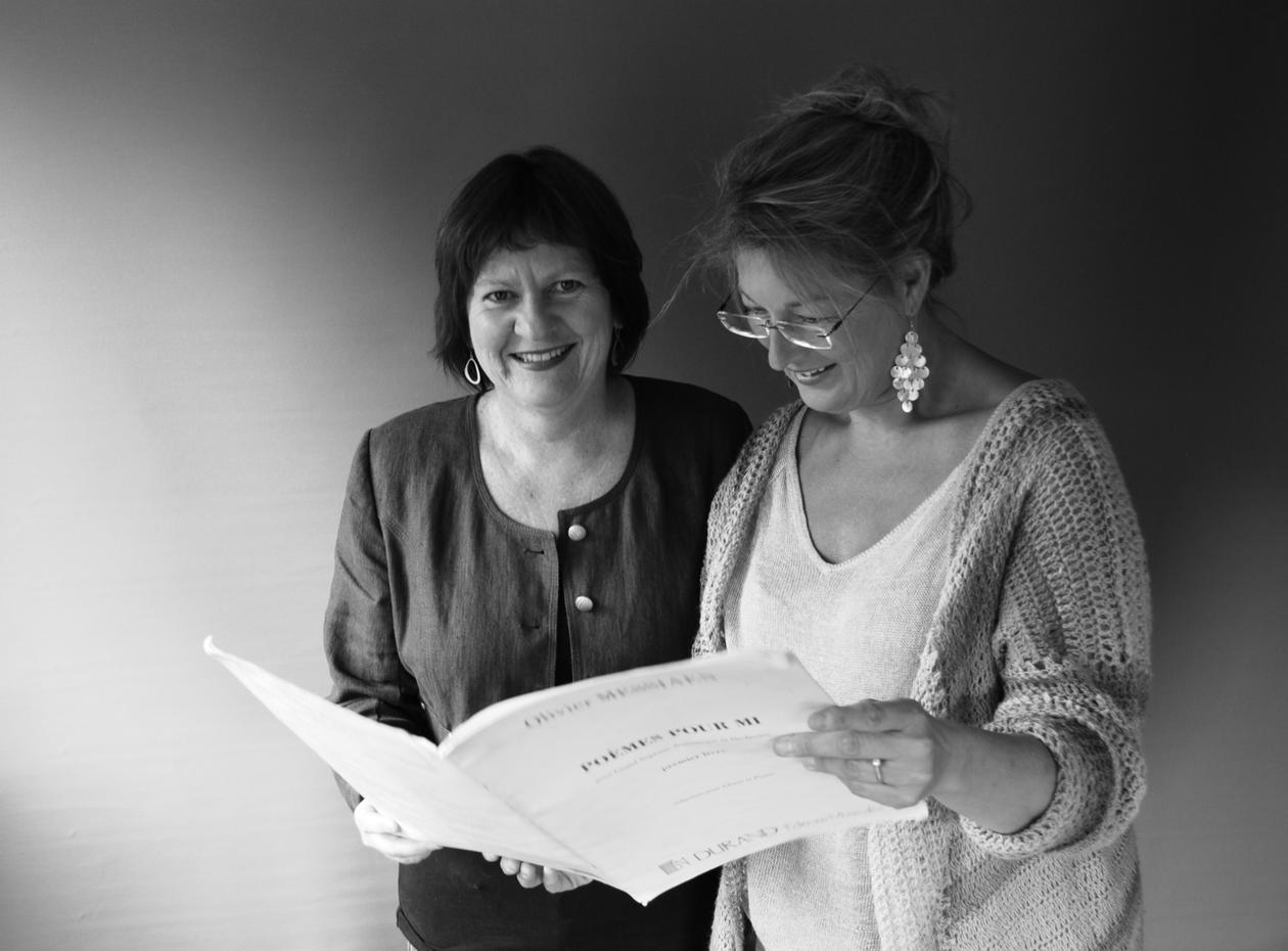 Sort hvitt bilde av Signe Bakke og Liv Nordskog