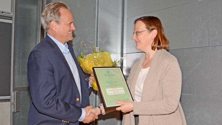 Jim Lorens receives the Best Research Group of the Year Award 2014 by Dean Nina Langeland.