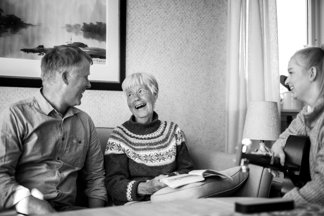 Fremdeles her - foto av person med demens og hennes sønn, i samtale med musikkterapeut. Foto tatt av Ingvild Festervold Melien