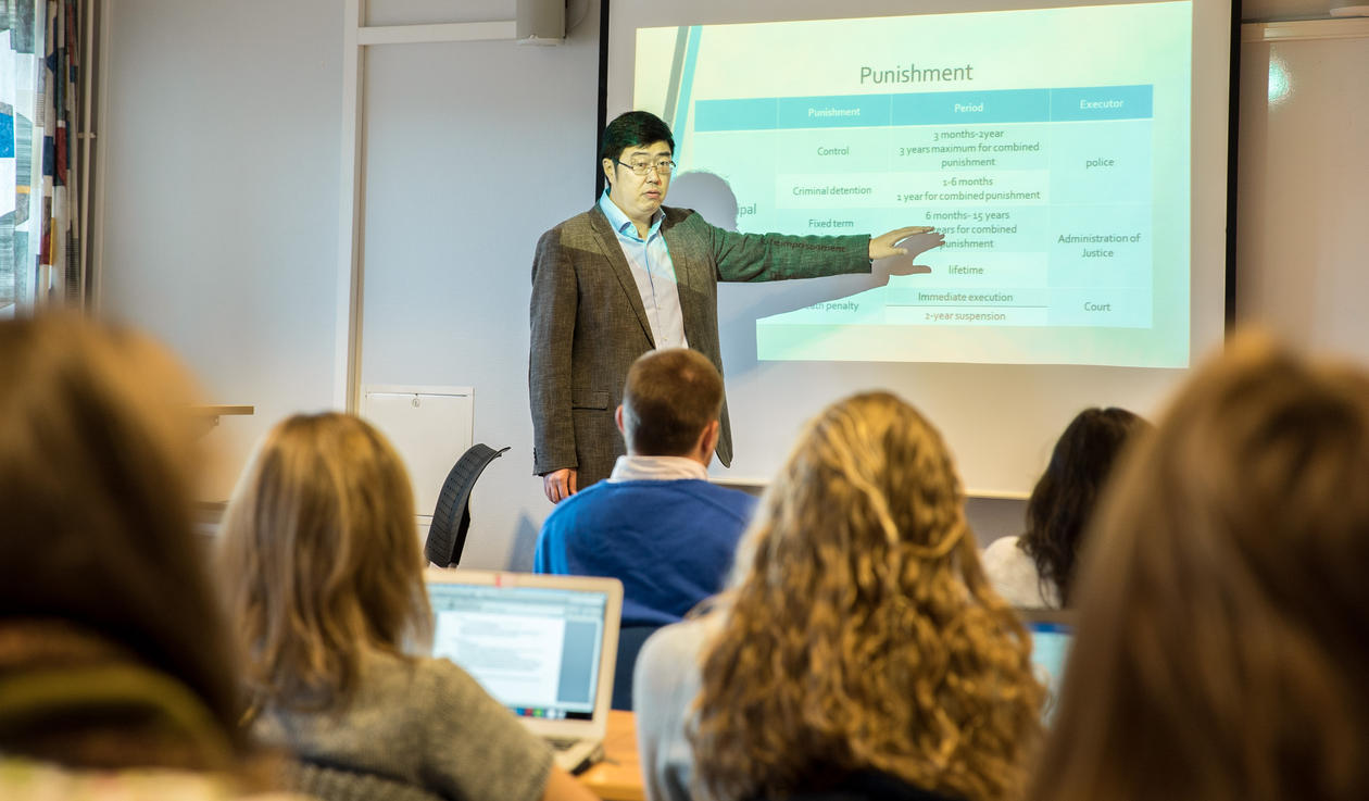 Hongjie Man holder forelesning for norske studenter