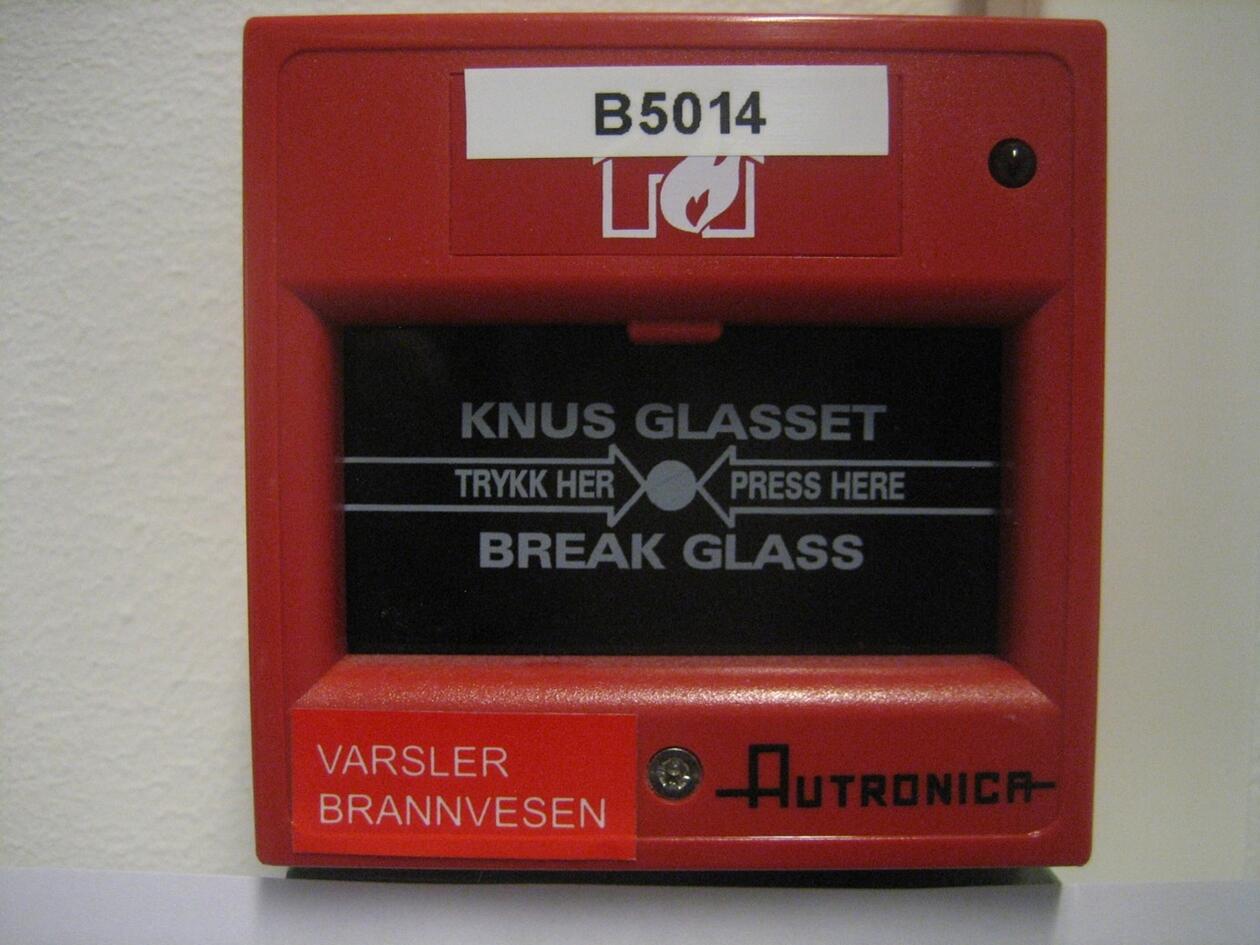 Nærbilde av en manuell brannvarsler