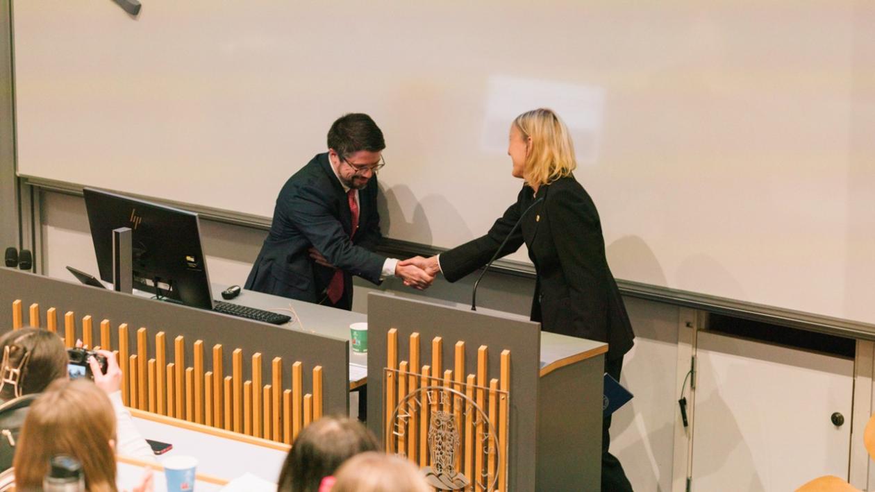UiB-rektor Margaret Hagen gratulerer senterleder for COAST, Ignacio Anchustegui