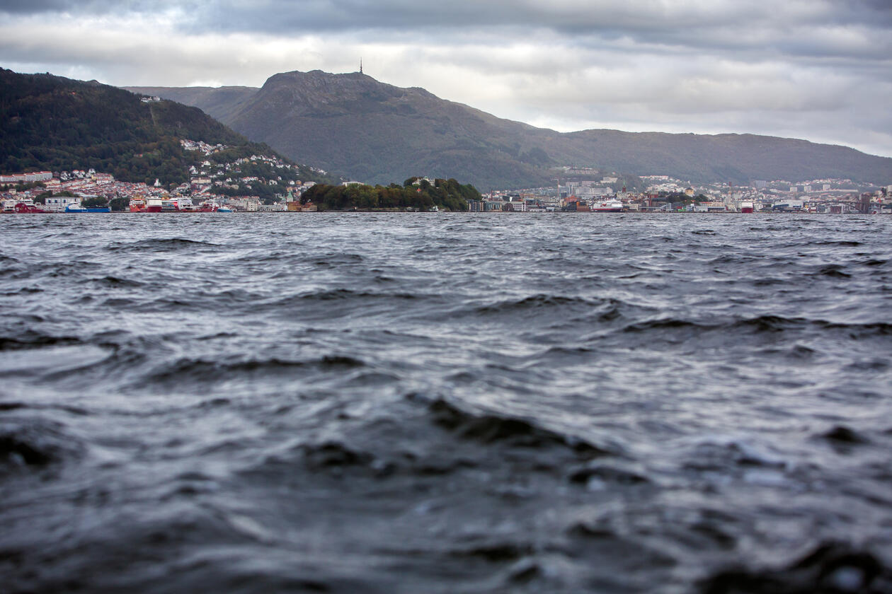 Hav med bølger i Bergen.