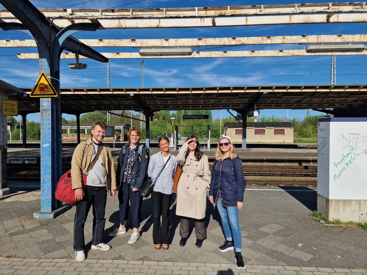 Delegasjonen på mellomstopp på togstasjonen i Falkenberg