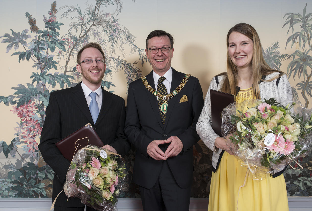 Harald Barsnes (left) and Katrine Vellesen Løken (right) pose with UiB’s Rector Dag Rune Olsen after receiving the Meltzer Award for young researchers on Friday 6 March 2015.