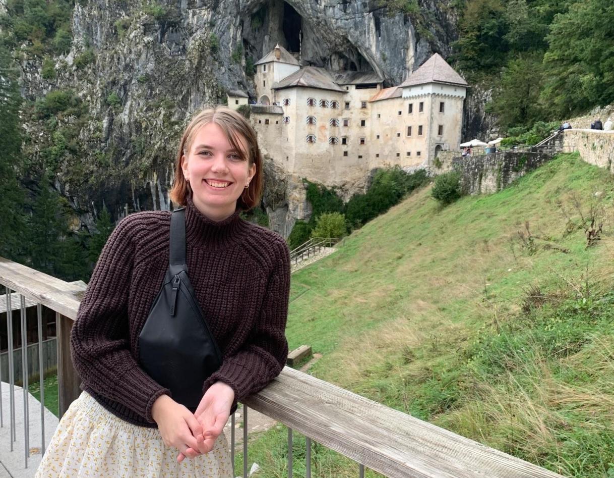 Bilde av Mia foran slott i Slovenia