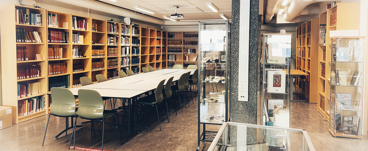 Åpent areal med arbeidsbord og bokhyller, Universitetsbiblioteket.
