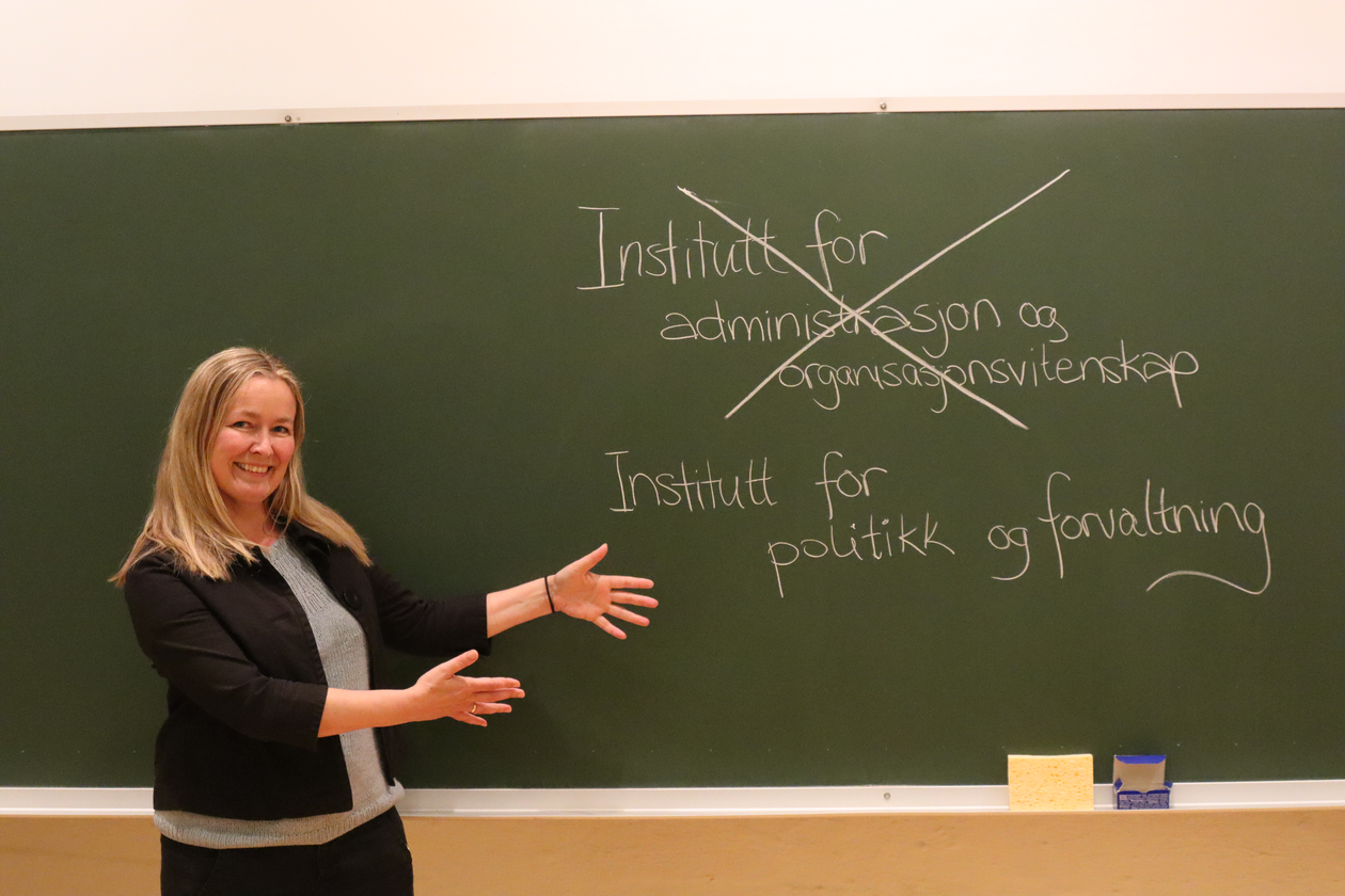 Instituttleder Lise H. Rykkja viser frem det nye instituttnavnet: Institutt for politikk og forvaltning