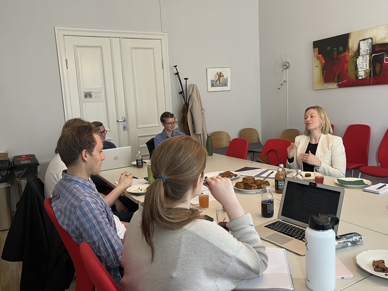 Steinsvik i samtale med studenter