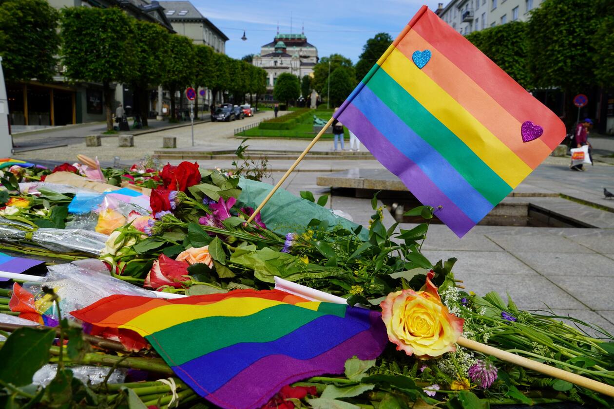 Bilde fra markering mot terror på den blå steinen. 