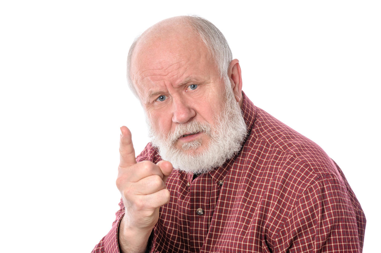 Bilde av en eldre mann som viser pekefingeren på en irettesettende måte