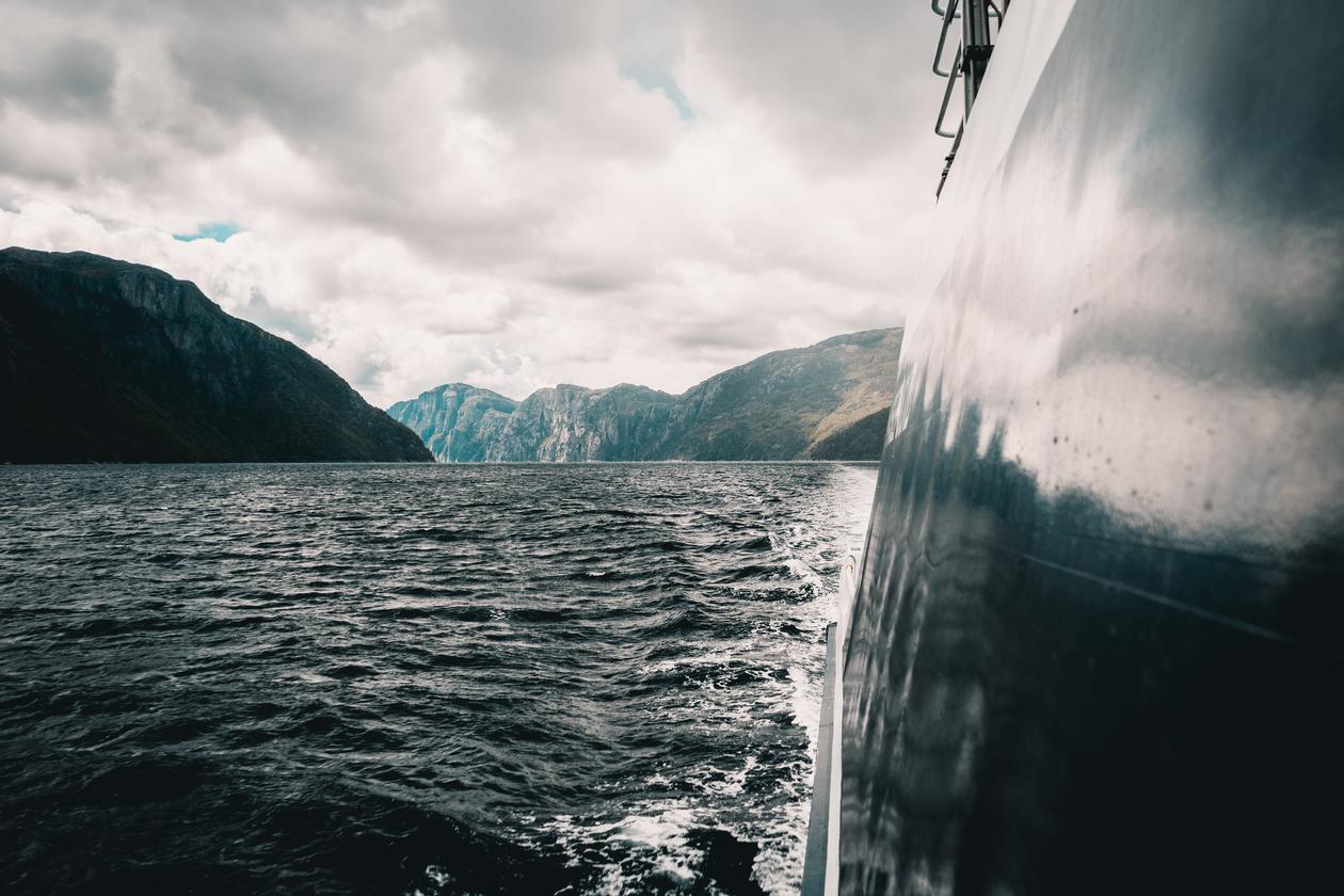 Grønn omstilling. Ferge i fjordlandskap 