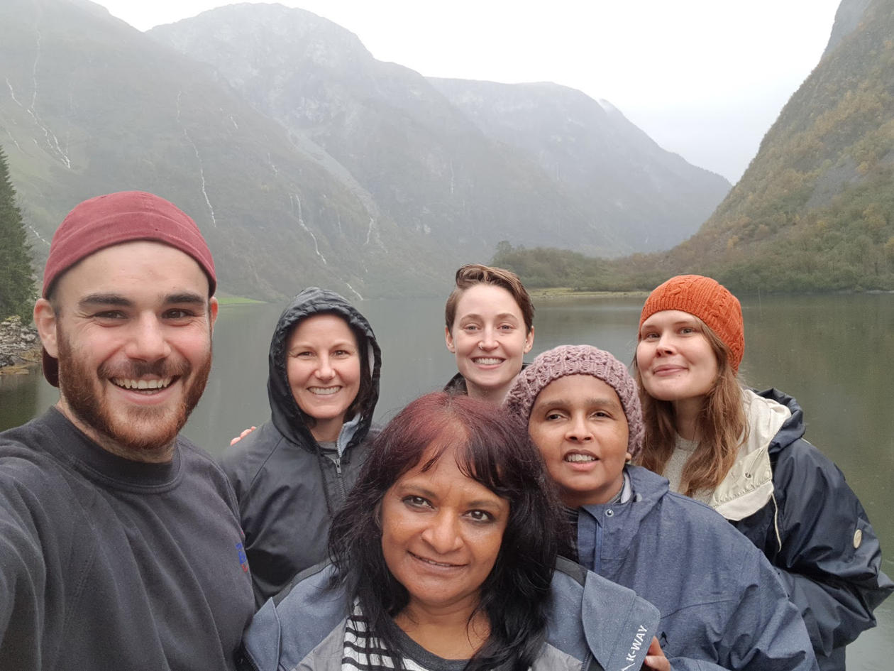 Tomas, Suesan, Sue, Rebecca, Carmine og Maria ved Nærøyfjorden. Nærøyfjorden