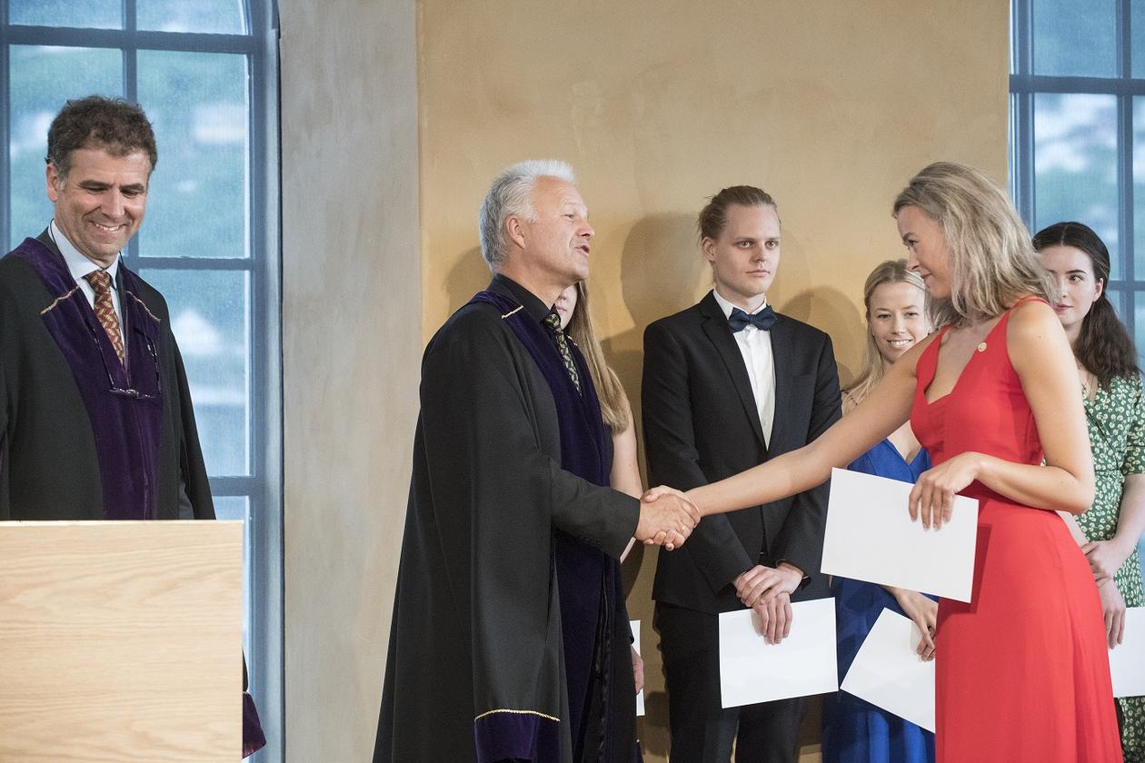 Nanna Lilletvedt Sæten mottar diplom av dekan Knut Helland under Bachelorseremonien 2017