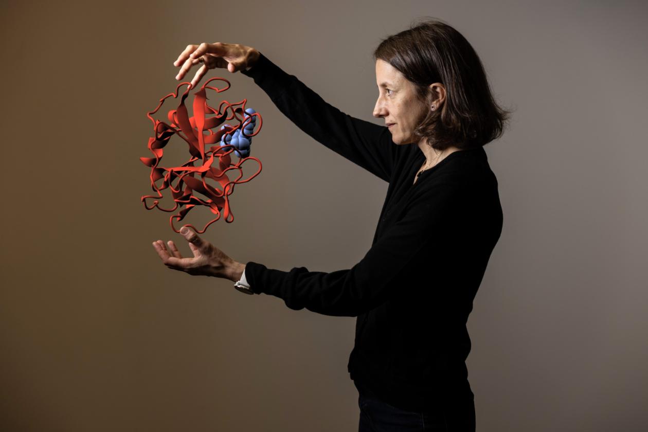 Kvinne som holder rundt en illustrasjon 