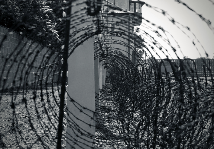 Bilde av område inngjerdet av store mengder piggtråd