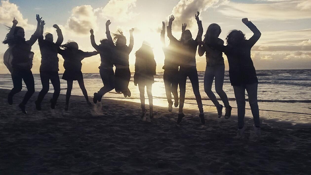 Studenter på en strand