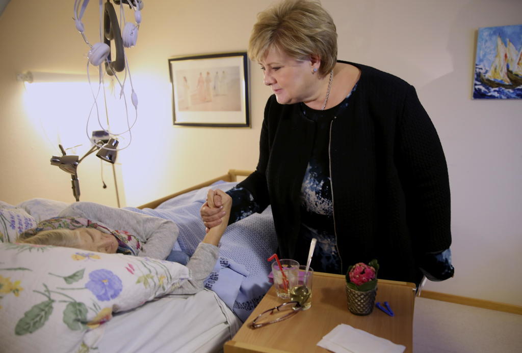 Statsminister Erna Solberg besøker de eldre