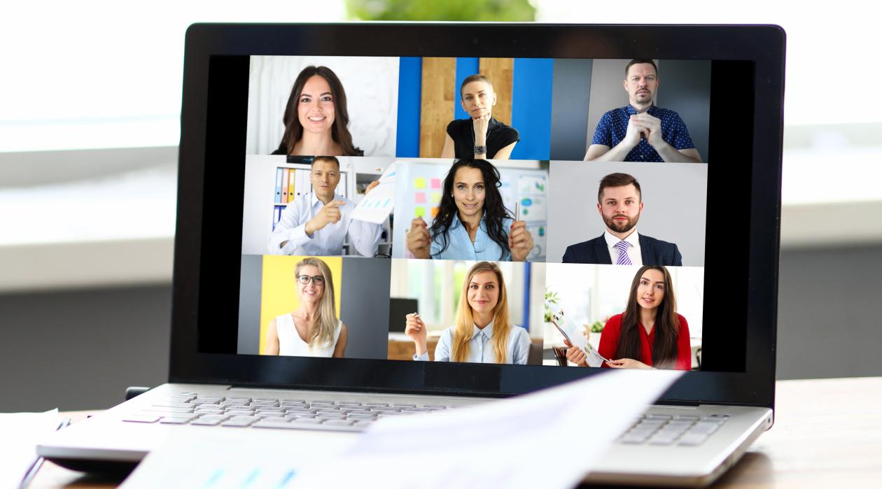 PC-skjerm med bilde av flere personer.