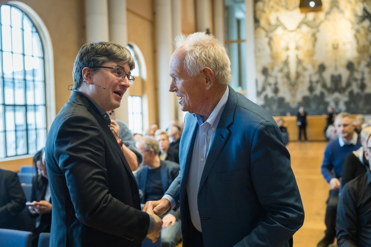 Mor og datter på sykehuset, mor holder barnet i hånden