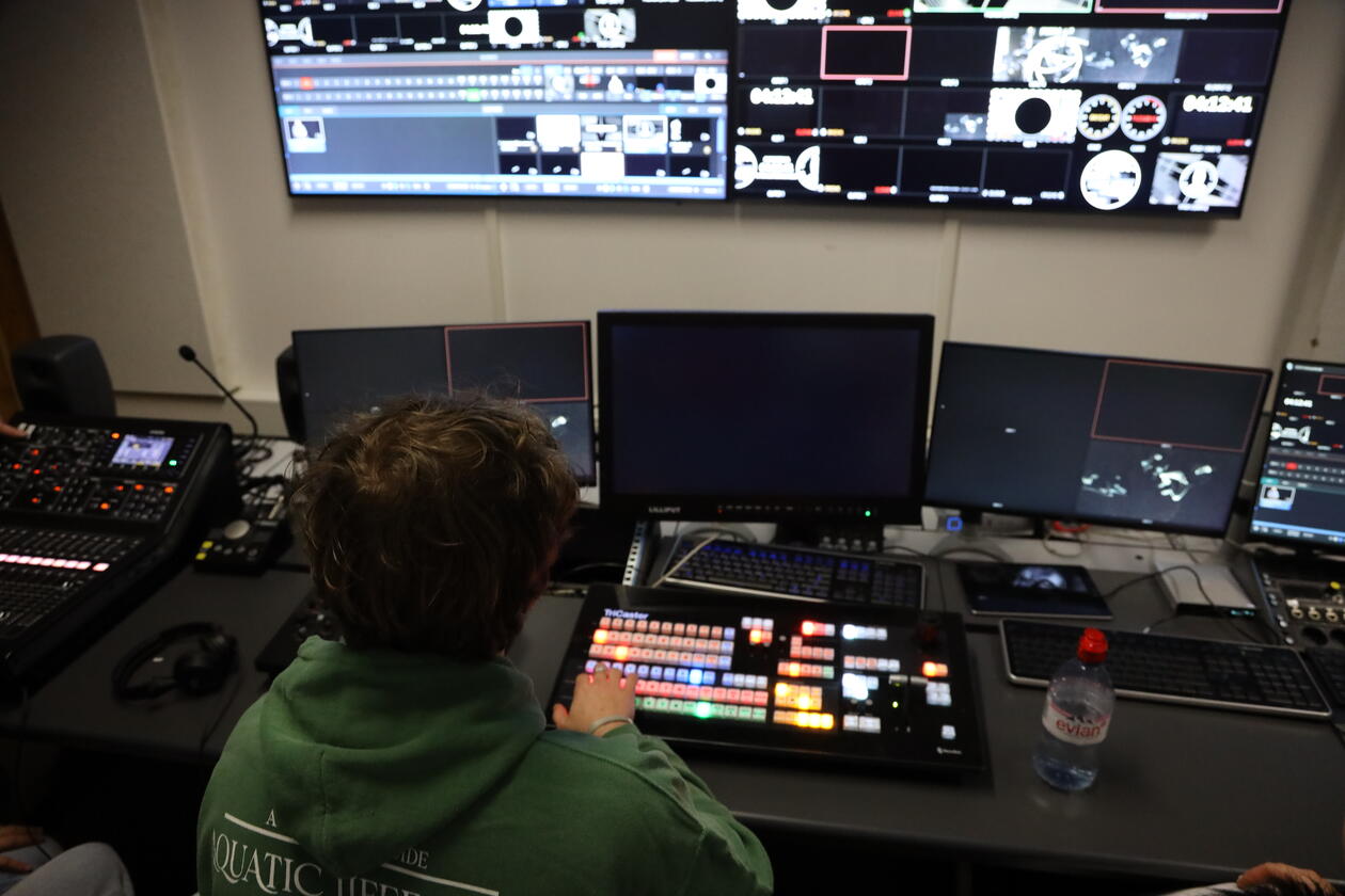 Elever prøver som produsent i TV-studio under Åpen dag