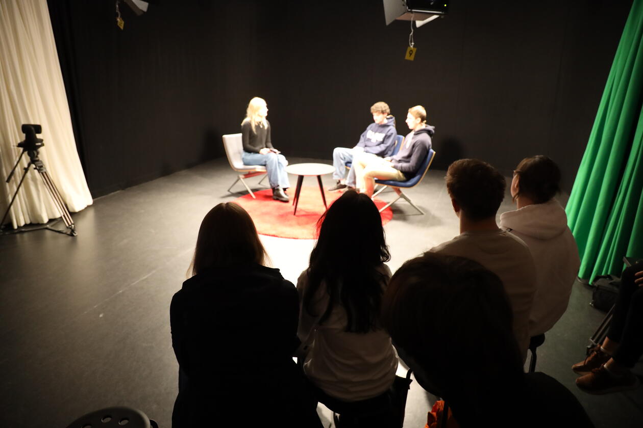 Elever som spiller under "talkshow" i TV-studio under Åpen dag