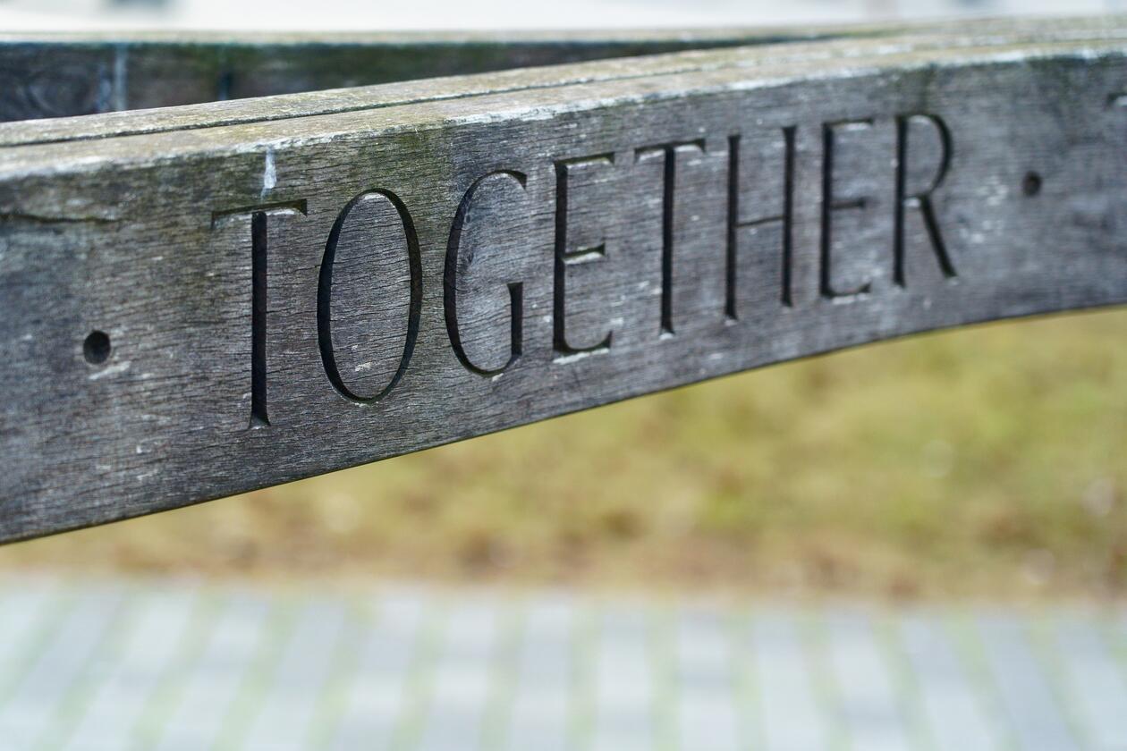 Bjelke med teksten "together"