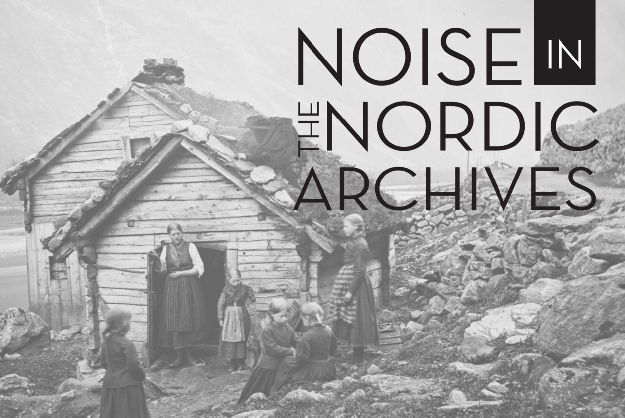 Gammelt svart-hvitt fotografi av en kvinne og fem barn utenfor et laftet tømmerhus i en fjellskråning