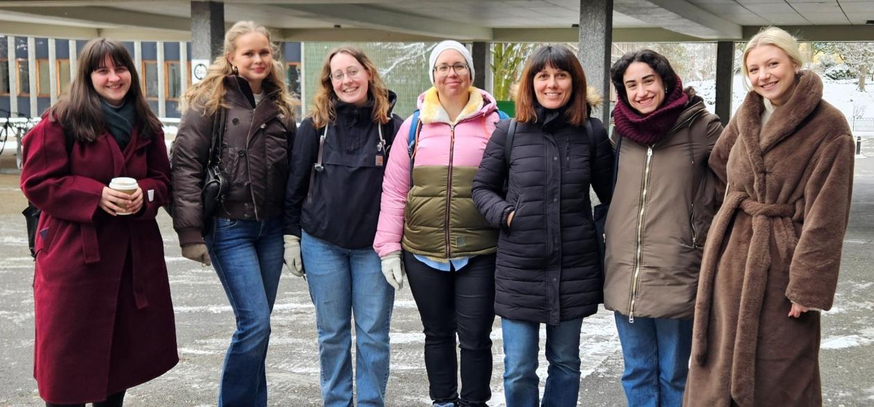 Bilde av de syv studentene som deltar i prakisopplegget.