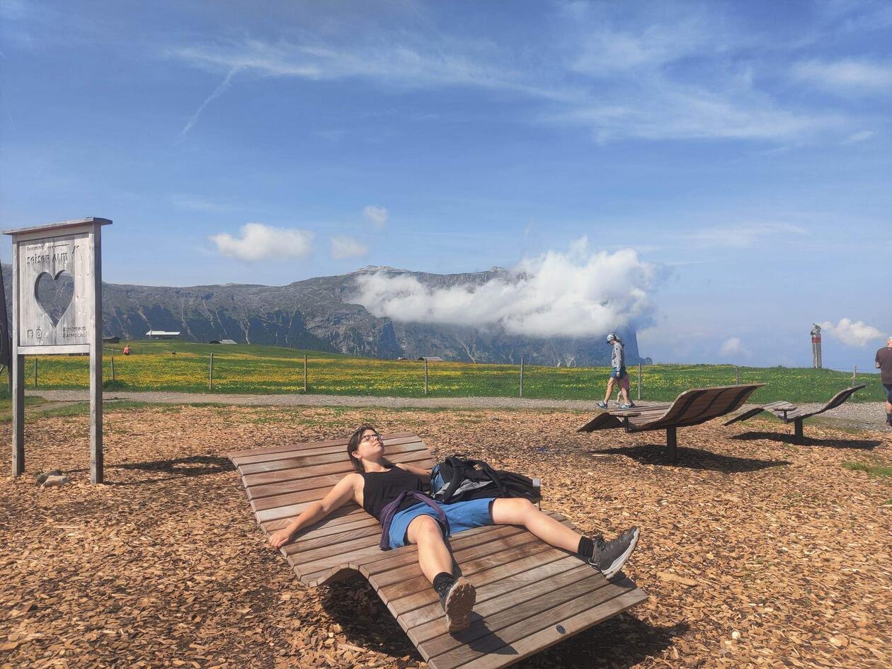 Nora i liggestol med fjell i bakgrunn.