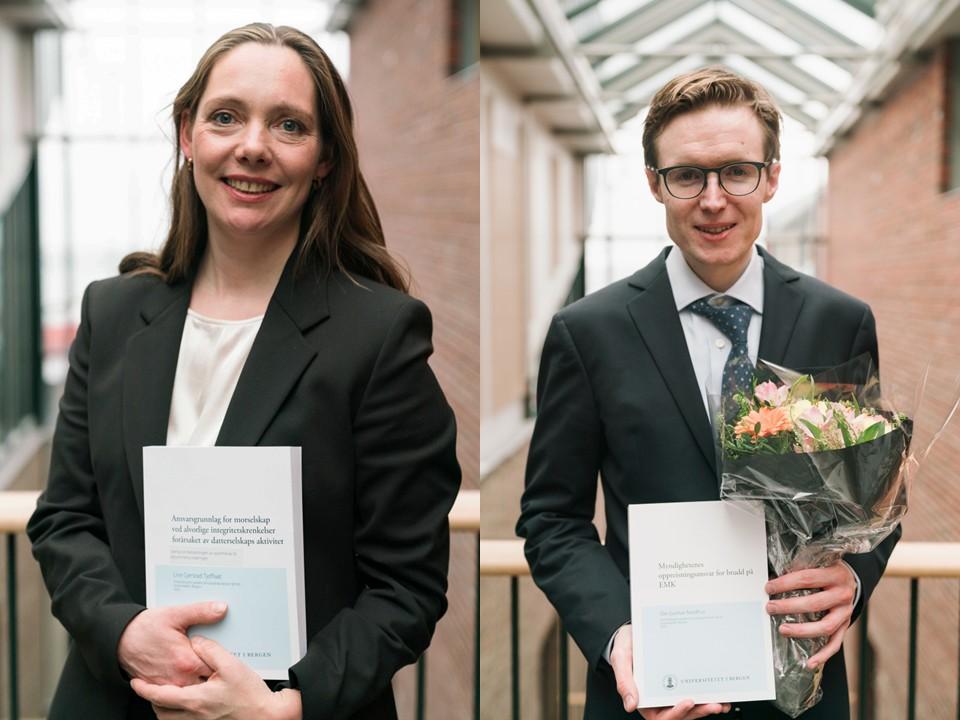 Bilde av Line Gjerstad Tjelflaat og Ole-Gunnar Nordhus hvor de holder frem doktorgradsavhandlingene sine i trykket utgave 