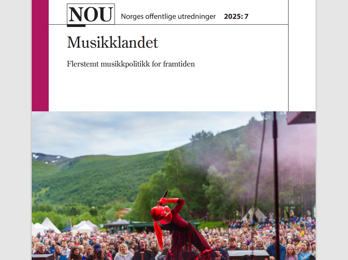 Utsnitt av forsida til "NOU 2025:7 Musikklandet. Flerstemt musikkpolitikk for fremtiden." Viser tittelen til NOU pluss et bilde fra en utekonsert tatt fra scenen, bildet viser en kvinnelig vokalist, publikum og fjell i bakgrunnen.