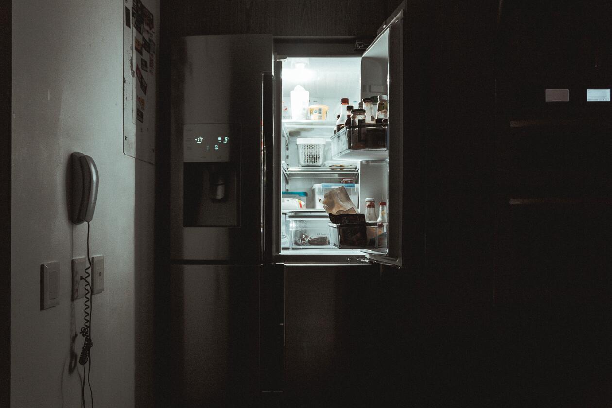 Kjøleskap i mørkt rom 