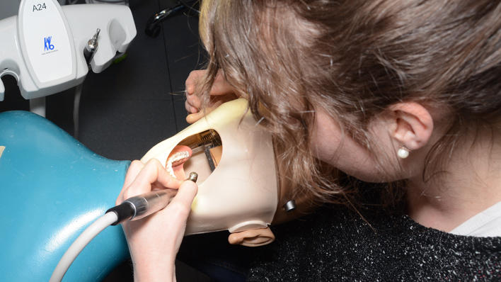 Elever fra videregående skole fikk prøve seg som tannleger