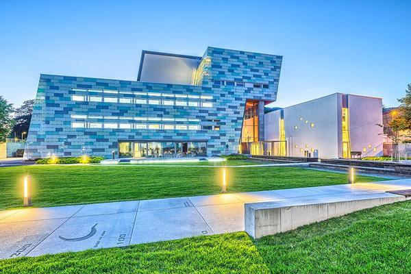 Institutt for klinisk odontologi holder til i Odontologibygget, Årstadveien 19 i Bergen