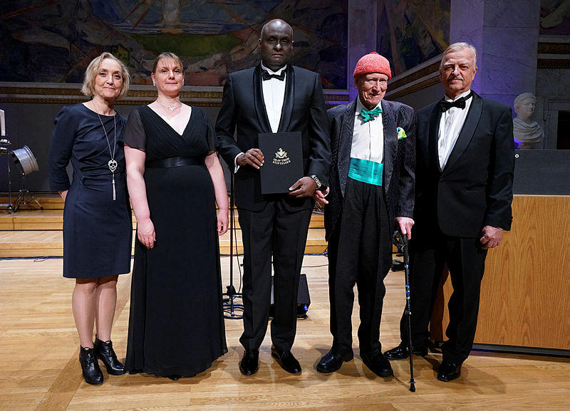 Fra venstre: Cecilie Gjerde, professor Susanna Miettinen, prosjektleder Kamal Mustafa, Olav Thon og Jan-Erling Bäckvall, professor og medlem i Thon-stiftelsens fagnemnd