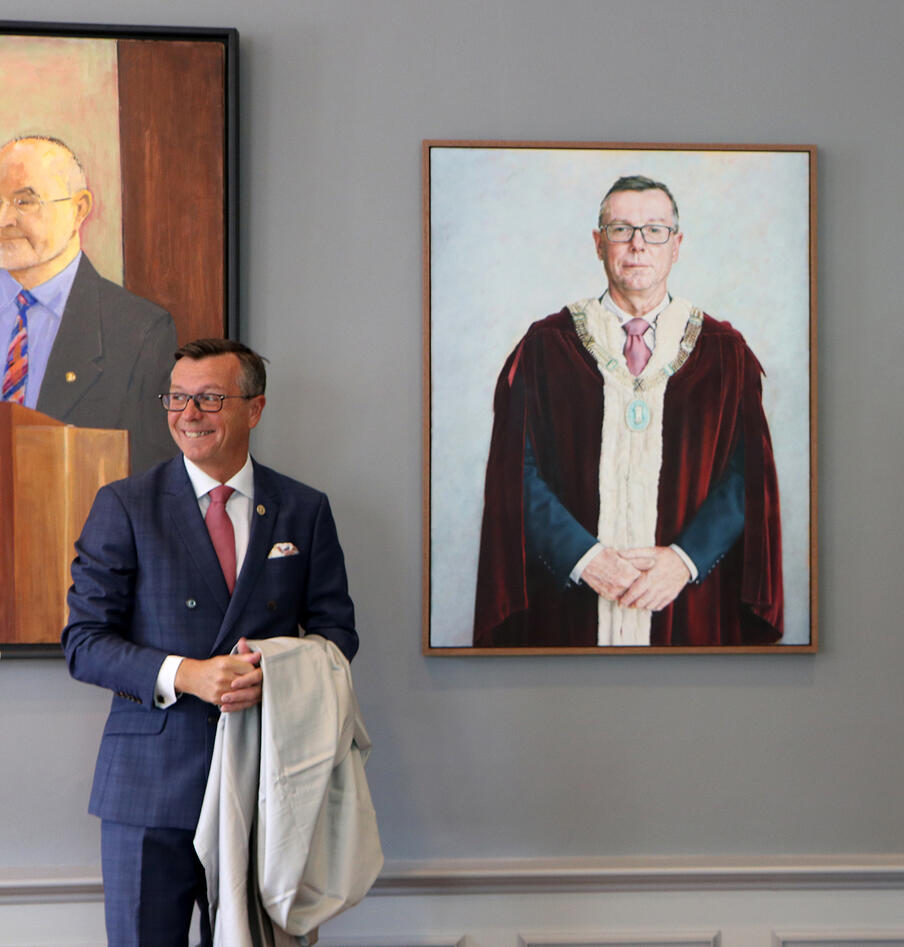 Dag Rune Olsen og hans portrett.