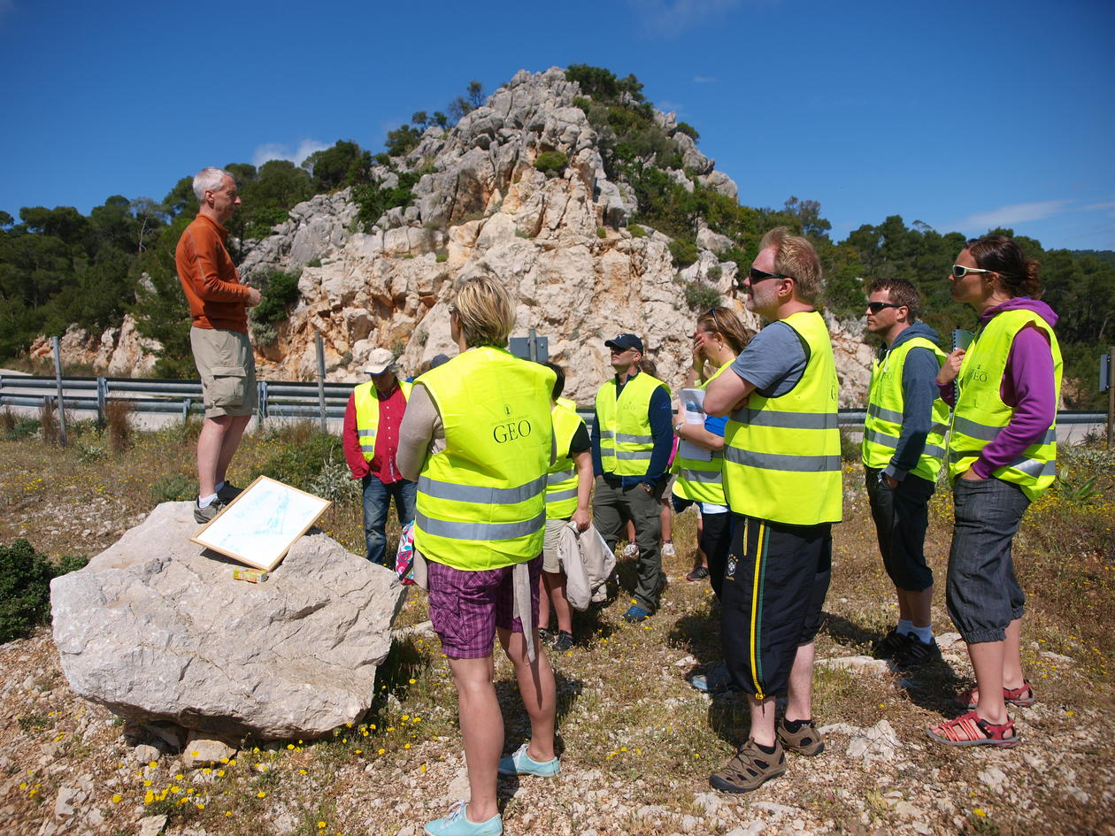 bilde av ansatte i felt