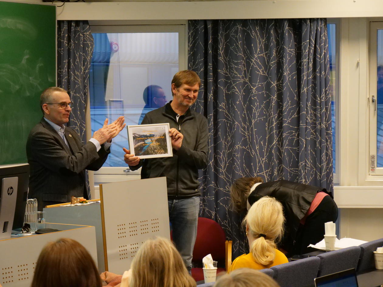 Øyvind Frette, instituttleder for Fysikk og Teknologi, mottar prisen