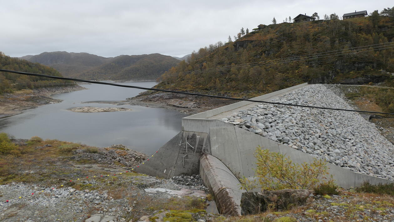 Oppdemmet fjellvann.