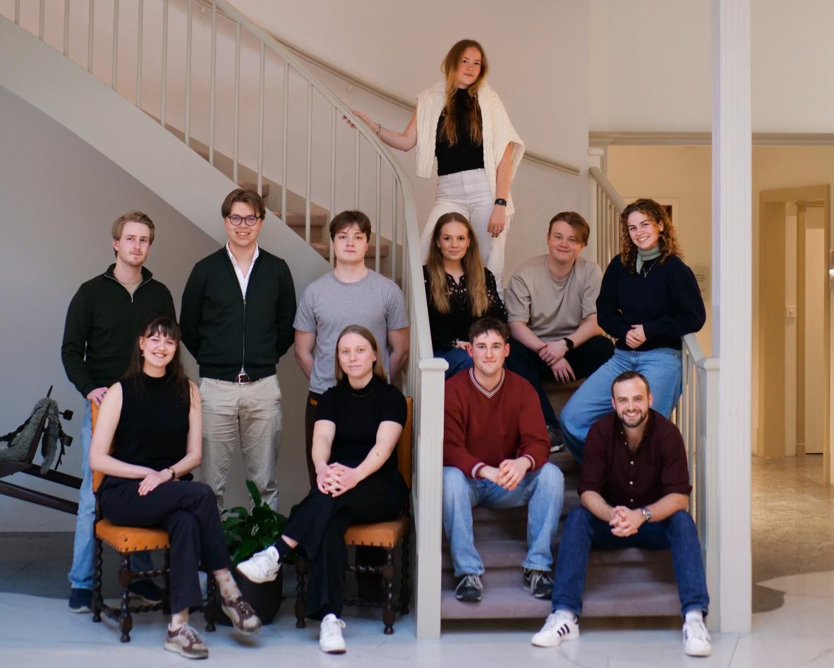 11 studenter rundt trapp